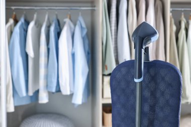 Dolabın yanındaki modern dik vapur kapalı, yakın çekim.