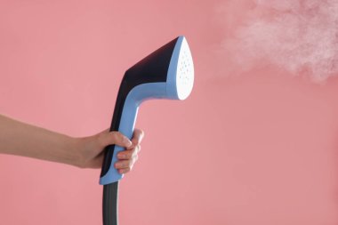 Pembe arka planda vapurlu kadın, yakın plan.