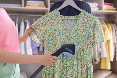 Kadın buharı tüten elbisesi stantta, yakın plan