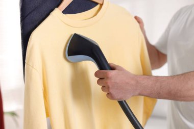 Buharlı adam buharlı gömleği, kapalı bir yerde, yakın çekim.