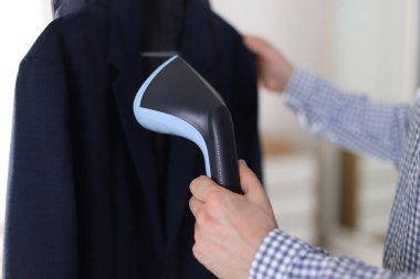 Buharlı ceketli bir adam. Buharlı vapuru içeride, yakın plan.