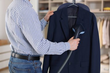 Buharlı ceketli bir adam. Buharlı vapuru içeride, yakın plan.