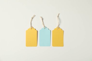 Beyaz arkaplanda dizgileri olan boş etiketler, düz yatıyordu