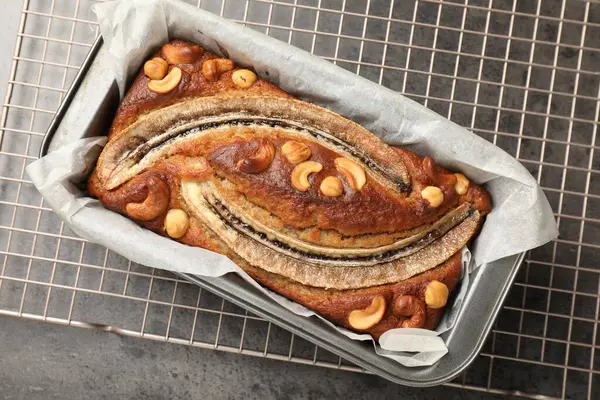 Gri masadaki fındıklı lezzetli muzlu ekmek.