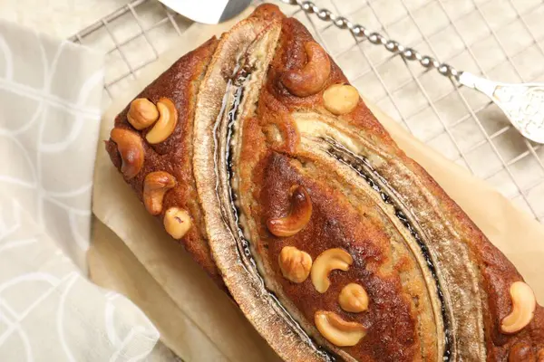 Fındıklı muzlu ekmek, ışık masası manzaralı.