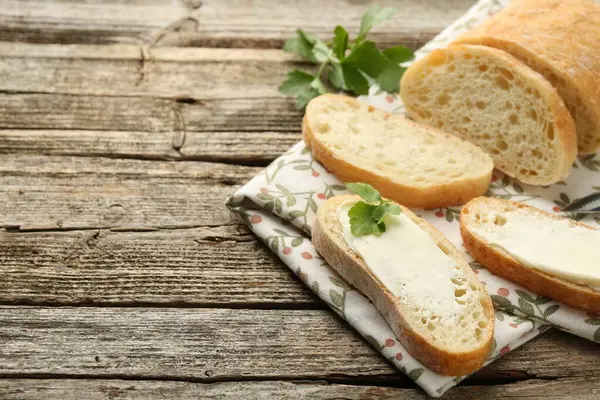 Tahta masada tereyağlı ve maydanozlu ekmek parçaları. Metin için boşluk