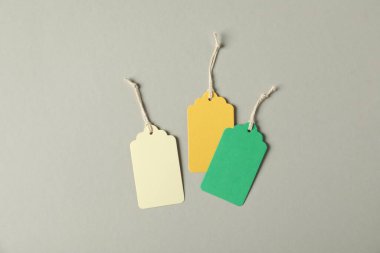 Gri arkaplanda dizgileri olan boş etiketler, düz yatıyordu