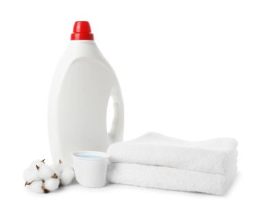 Bir şişe yumuşatıcı, pamuk çiçekleri ve beyaz üzerine izole edilmiş temiz havlular.