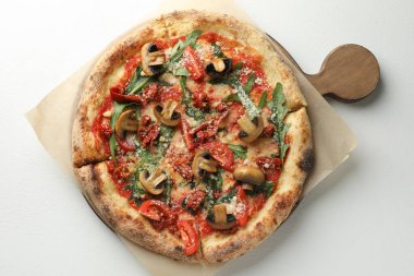 Mantarlı, domatesli ve roka soslu leziz pizza.