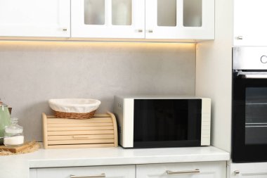 Mutfak tezgahında kapalı mikrodalga fırın.