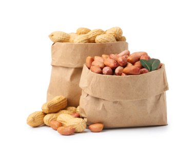 Beyaz poşetlerdeki taze fıstıklar.