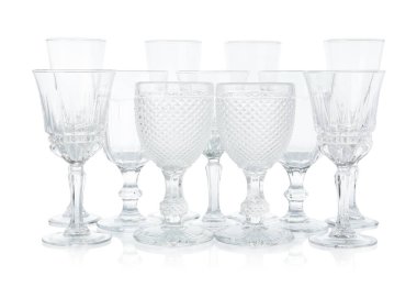 Birçok boş temiz bardak beyaz üzerine izole