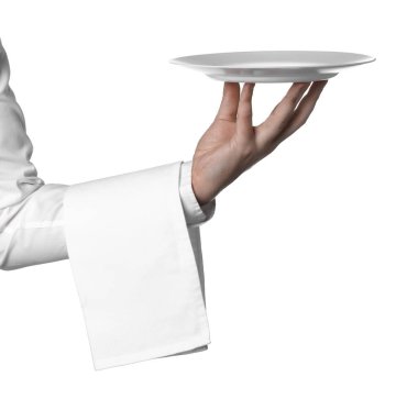 Beyaz arka planda boş tabağı ve peçetesi olan adam, yakın plan.