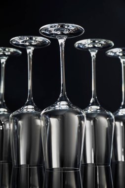 Aynada siyah arkaplana karşı birçok boş temiz bardak