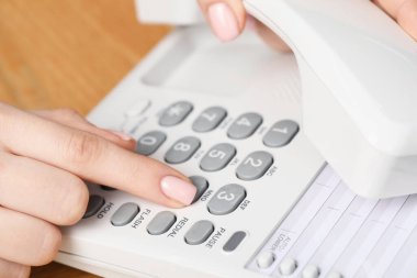 Masada telefonla arayan kadın, yakın plan.