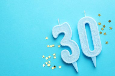 30. yaş günü. Açık mavi arkaplandaki mumlar ve konfetiler düzdü. Metin için boşluk