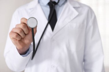 Doktor stetoskop üzerinde açık renkli, closeup ile