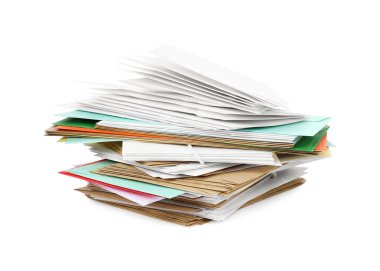 Beyaz zemin üzerinde farklı kağıt zarflar yığını. Postane