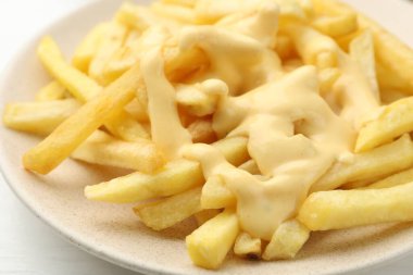 Peynir soslu patates kızartması, yakın plan.