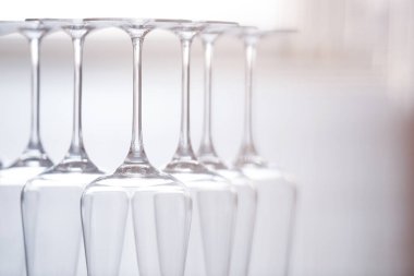 Bulanık arkaplanda boş bardaklar, yakın plan. Metin için boşluk