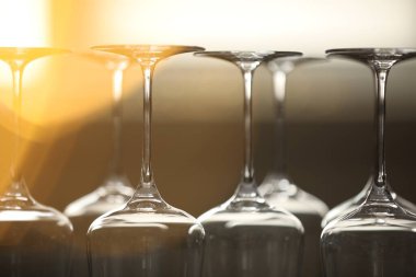 Bulanık arkaplanda boş bardaklar, yakın plan. Bokeh etkisi