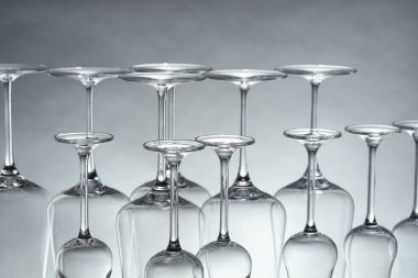 Açık gri arkaplanda temiz bardaklar, yakın plan.