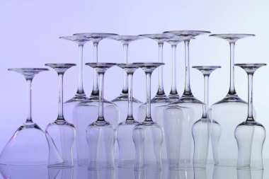 Ayna yüzeyinde pek çok temiz cam var.