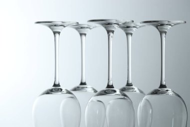 Açık gri arkaplanda temiz bardaklar, yakın plan.