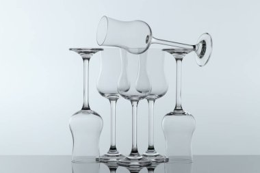 Ayna yüzeyinde pek çok temiz cam var.