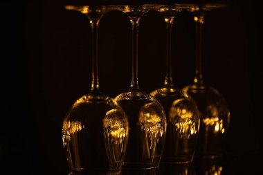 Siyah arkaplanda temiz camlar, yakın plan.