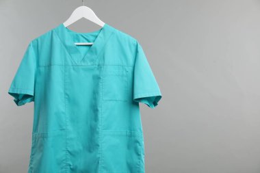 Sağlık çalışanı üniforması gri arka planda. Metin için boşluk