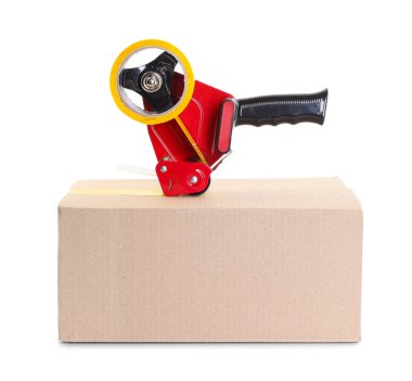 Karton kutunun üzerinde beyaz arkaplana karşı yapıştırıcı bantlı dağıtıcı