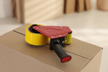 Kapalı alandaki karton kutuda yapıştırıcı bantlı şeker kutusu.