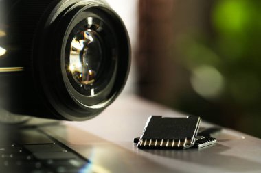 SD hafıza kartları ve fotoğraf makinesi bilgisayarda, yakın plan.