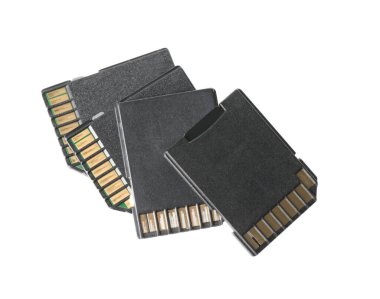 Beyaz, üst görünümde birçok SD hafıza kartı izole edildi