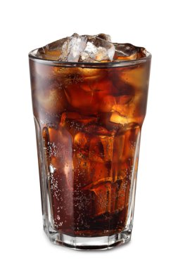Beyaz üzerine buz küpleri izole edilmiş bir bardak kola.