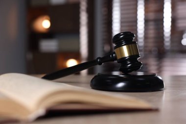 Yargıcın tokmağı, ses bloğu ve kitabı bulanık arka plan, seçici odak