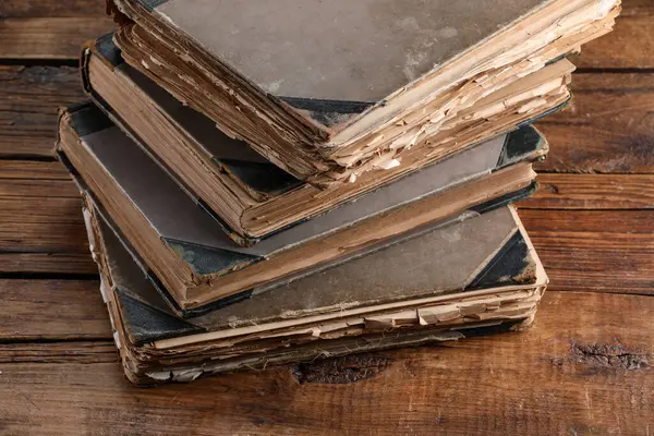 Ahşap masada bir sürü eski kitap, yakın plan.