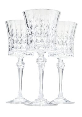 Beyaz üzerine izole edilmiş üç boş bardak.