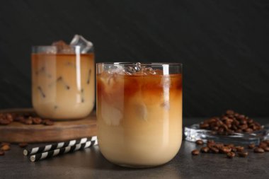 Gri masada lezzetli buzlu kahve ve fasulye.