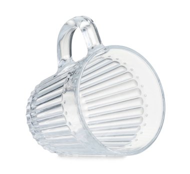 Beyaz üzerine izole edilmiş boş bir bardak