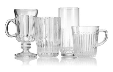 Beyaza izole edilmiş farklı boş bardaklar.