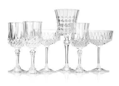 Beyaza izole edilmiş farklı boş bardaklar.