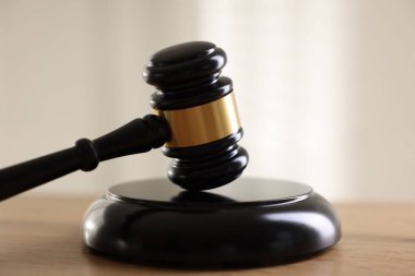 Hakimin tokmağı ahşap masada, arka planda ışığa karşı, yakın plan.