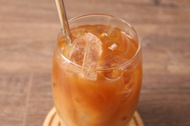 Ahşap masada lezzetli buzlu kahve, yakın plan.