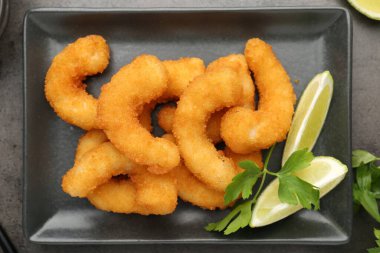 Lezzetli tempura karidesleri, kireç ve maydanoz gri desenli masa, üst manzara.