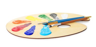 Beyaz üzerine izole boya ve fırçalar ile ahşap palet