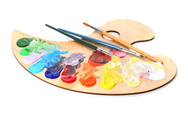 Beyaz üzerine izole boya ve fırçalar ile ahşap palet