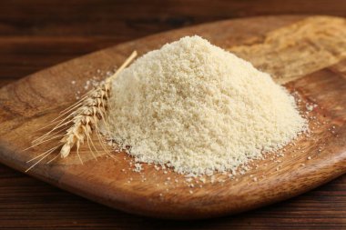 Tahta masaya un ve çivi yığını, yakın plan.