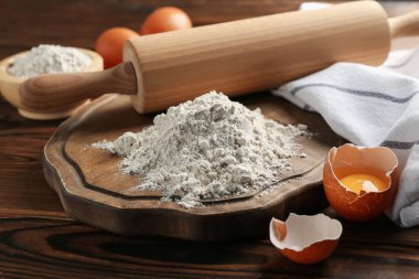 Un yığını, yumurta ve merdane ahşap masa, yakın çekim